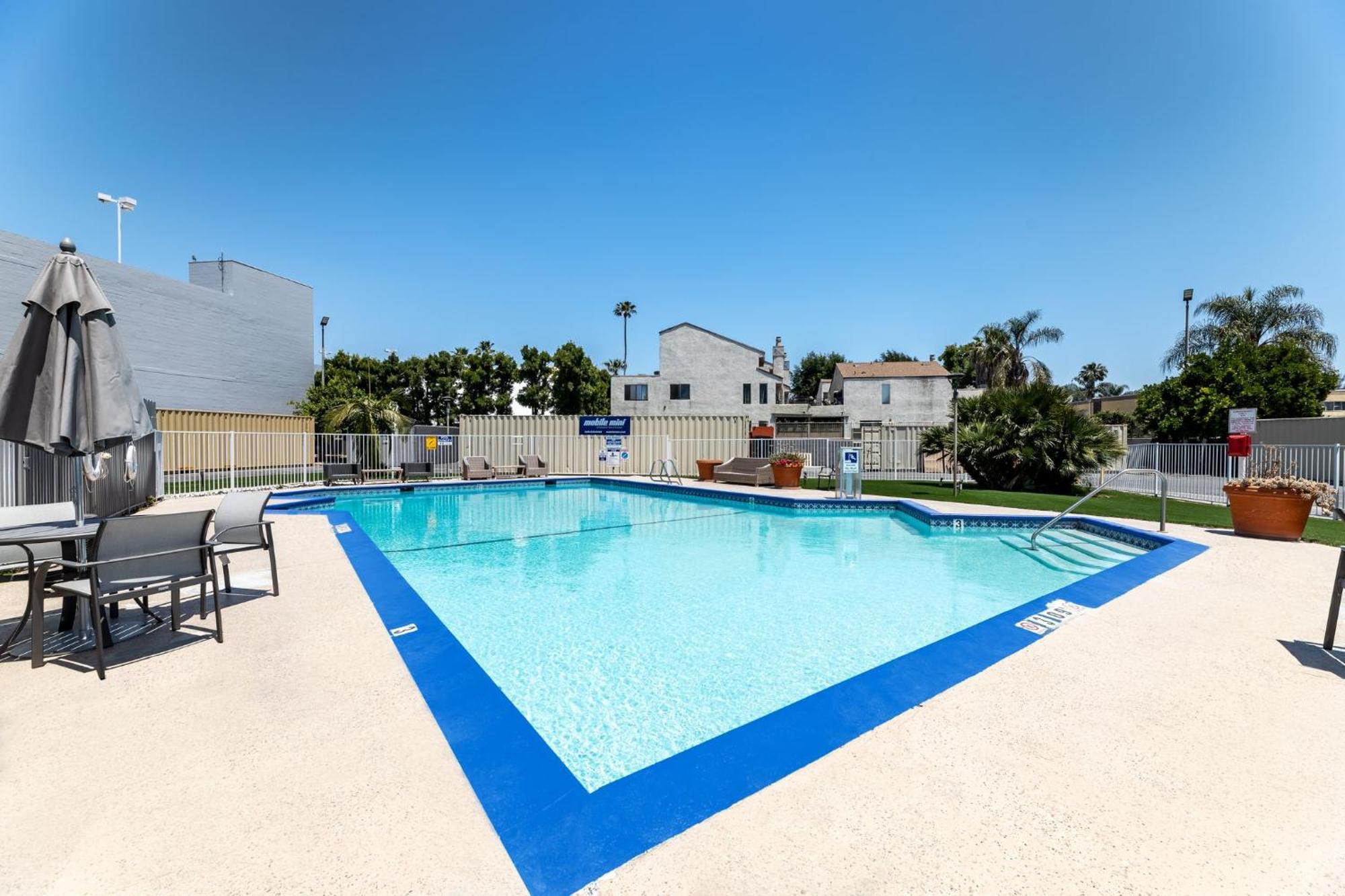 Holiday Inn Express Van Nuys By Ihg Los Angeles Exterior photo