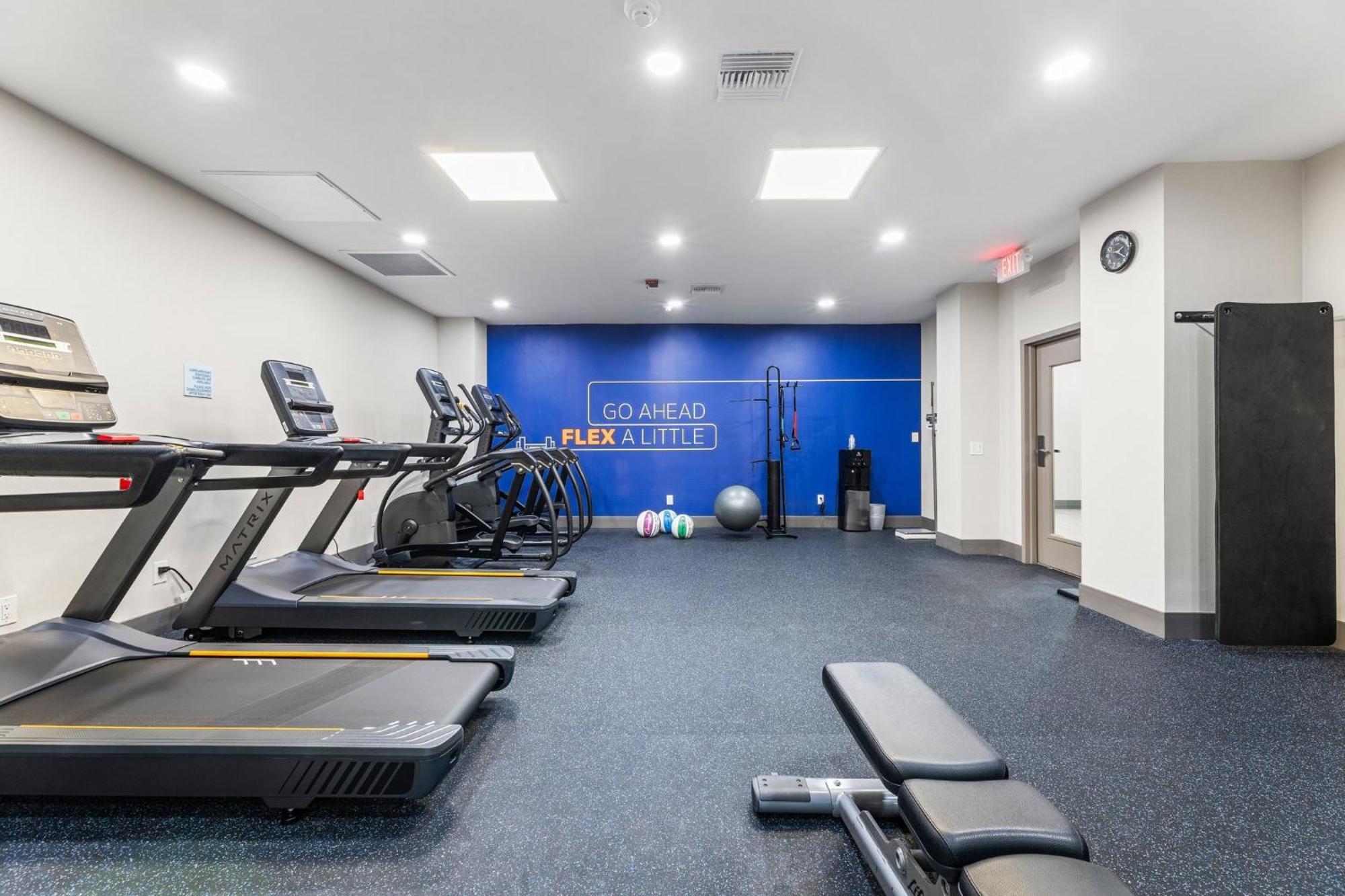 Holiday Inn Express Van Nuys By Ihg Los Angeles Exterior photo